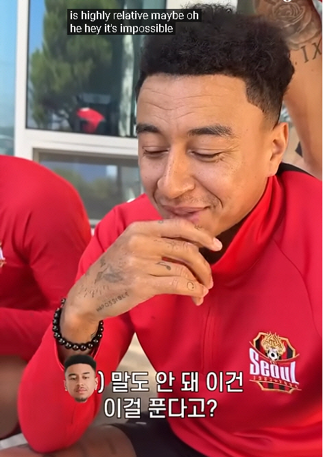 FC서울 유튜브 채널에 등장한 영국인 제시 린가드가 2024 수학능력시험 영어 문항을 보고 있다. 영상 캡쳐